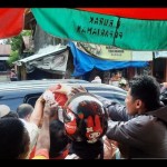 Pedagang berebut bantuan dari Presiden RI yang dibagikan oleh Wali Kota Pariaman. ANTARA/Aadiaat M. S.-1698218689