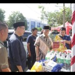 Penjabat Bupati OKU Teddy Meilwansyah meninjau pasar murah. (ANTARA/Edo Purmana/23)-1696487720