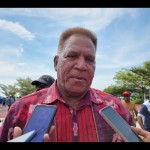 Penjabat Gubernur Papua Barat Paulus Waterpauw saat diwawancara awak media di Manokwari, Jumat. (ANTARA/Fransiskus Salu Weking)-1698387967