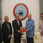 Penjabat Gubernur Sulbar Zudan Arif Fakrulloh (tengah) saat melakukan kunjungan ke Malaysia. ANTARA/HO/Diskominfo Sulbar-1698660110