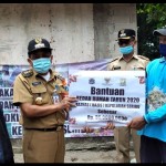 Penyerahan simbolis bantuan bedah rumah di Pulau Sebira. (ANTARA/Fauzi Lamboka)-1696307936