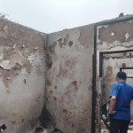 Petugas dari BPBD Kabupaten Tangerang saat mengecek lokasi rumah kebakaran di Cikupa, Tangerang. (Azmi)-1698139201