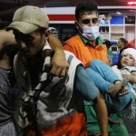 Petugas medis membawa korban serangan Israel ke sebuah rumah sakit di Gaza. (Anadolu)-1697346569