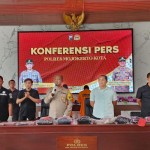 Petugas Polres Mojokerto Kota menunjukan barang bukti terduga pelaku pengeroyokan. (ANTARA/HO-Polres Mojokerto Kota)-1698737829