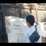 Petugas sedang menurunkan bilik suara Pemilu 2024 untuk KPU Bangka (ANTARA/Kasmono)-1698036678