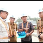 Pj Bupati Tangerang Andi Ony Prihartono saat mengecek pembangunan Flyover Cisauk. (HO/Pemkab Tangerang).-1698306774