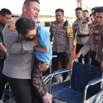 Polda Sulteng berikan bantuan kursi roda bagi warga Lore Selatan Poso-1697010346