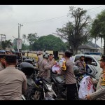 Polresta Bengkulu menyalurkan 200 paket sembako ke masyarakat. ANTARA/Anggi Mayasari-1698132544