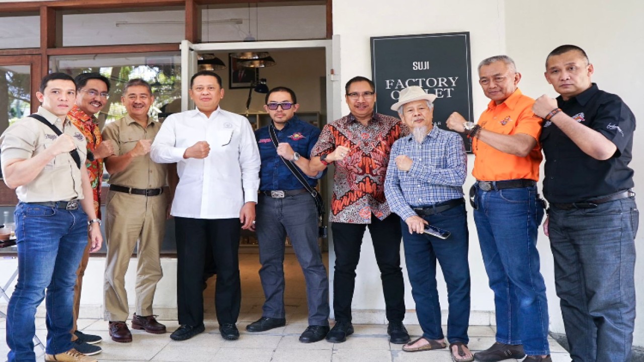 Ketua MPR RI sekaligus Ketua Umum Pengurus Besar Keluarga Olahraga Tarung Derajat (PB KODRAT) Bambang Soesatyo menerima Sang Guru Badai dan Sang Guru Rimba serta pengurus KODRAT Jawa Barat, di Bandung/Dok MPR 