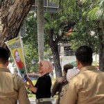 Satpol PP Pekanbaru ketika mencopot APK caleg di pohon pada Jalan protokol. ANTARA/HO-Pemko Pekanbaru-1697527350