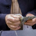 Seorang pria menghitung uang dolar AS di toko penukaran valas, Baghdad, Irak, pada 23 Januari 2023. ANTARA/REUTERS/Ahmed Saad/as-1697697112