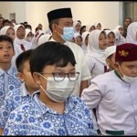Seorang siswa memakai masker di tengah kerumunan, Jakarta, Jumat (8/9/2023). (ANTARA/Luthfia Miranda Putri)-1696308232