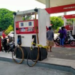 Stasiun Pengisian Bahan bakar Umum (SPBU) Wari kecamatan Tobelo Kabupaten Halmahera Utara dipasang garis polisi. ANTARA/Abdul Fatah.-1698657359