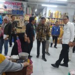 Tim Bapanas saat melakukan sidak bahan pokok beras di Pasar Legi Ponorogo (ANTARA/HO - Bapanas)-1697443254