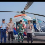 TNI dan Polri di Sumatera Selatan foto bersama berlatar belakang helikopter. ANTARA/HO-Polda Sumsel-1696322876
