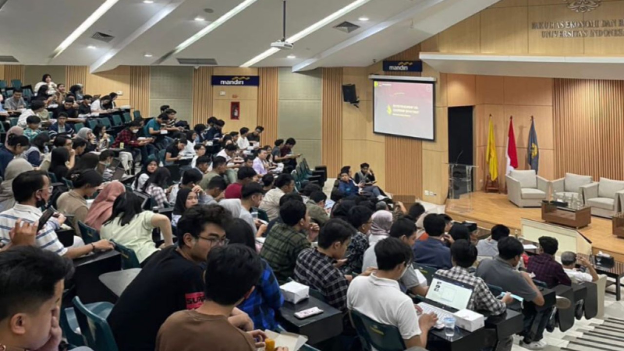 Ketua MPR RI Bambang Soesatyo saat menjadi pembicara secara daring dalam The 22nd Leaders Dialogue, yang diselenggarakan oleh Badan Eksekutif Mahasiswa Fakultas Ekonomi dan Bisnis Universitas Indonesia, di Jakarta/Dok MPR