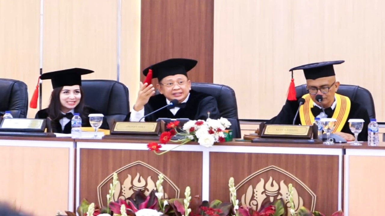 Ketua MPR RI sekaligus Dosen Tetap Pascasarjana Universitas Borobudur Bambang Soesatyo saat menjadi menguji disertasi dalam Ujian Sidang Terbuka Program Doktor Ilmu Hukum Fakultas Hukum UNPAD, Isti Novianti dengan tema 'Urgensi Pendirian Lembaga Managemen Kolektif Nasional (LMKN) Untuk Pengelolaan Hak Ekonomi Pencipta, Pemegang Hak Cipta, dan Pemilik Hak Terkait Pada Era Ekonomi Digital' di Universitas Padjadjaran Bandung/Dok MPR RI  