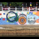 Warga menyaksikan peresmian sodetan Kali CIliwung di Jakarta, Senin (31/7/2023). ANTARA FOTO/Akbar Nugroho Gumay/nym/aa.-1696920066