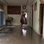 Warga terdampak banjir di Pasaman bersihkan rumah dari genangan lumpur-1697518583