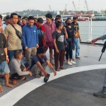 30 orang calon PMI ilegal yang diamankan Bakamla RI (ANTARA/HO-Humas Bakamla RI)-1700122108