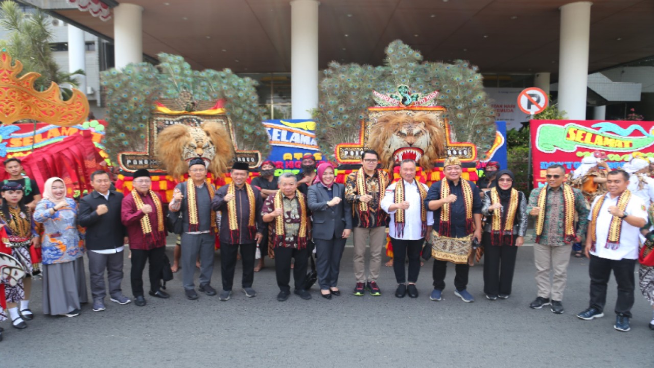 Wakil Ketua Badan Sosialisasi yang juga Ketua Fraksi Partai Nasdem MPR, Taufik Basari membuka Pagelaran Seni Budaya, dalam rangka Pendidikan Penguatan Empat Pilar MPR RI kepada generasi muda. Kerjasama antara Badan Sosialisasi MPR Dengan Fisip Universitas Lampung (Unika). Acara tersebut berlangsung di Aula Fakultas Pertanian Unila/Dok MPR 