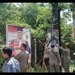 Bawaslu bersama Satpol PP Kota Batam saat melakukan penertiban APS yang melanggar aturan (ANTARA/Jessica)-1699341289