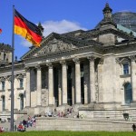Bendera Jerman terlihat di depan gedung Reichstag di Berlin, Jerman, 3 Oktober 1990. (Wikimedia/Cezary Piwowarski)-1701154344