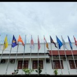 Bendera partai politik peserta Pemilu Serentak 2024 di halaman KPU Kabupaten Situbondo, Jawa Timur. ANTARA/Novi Husdinariyanto-1699252551