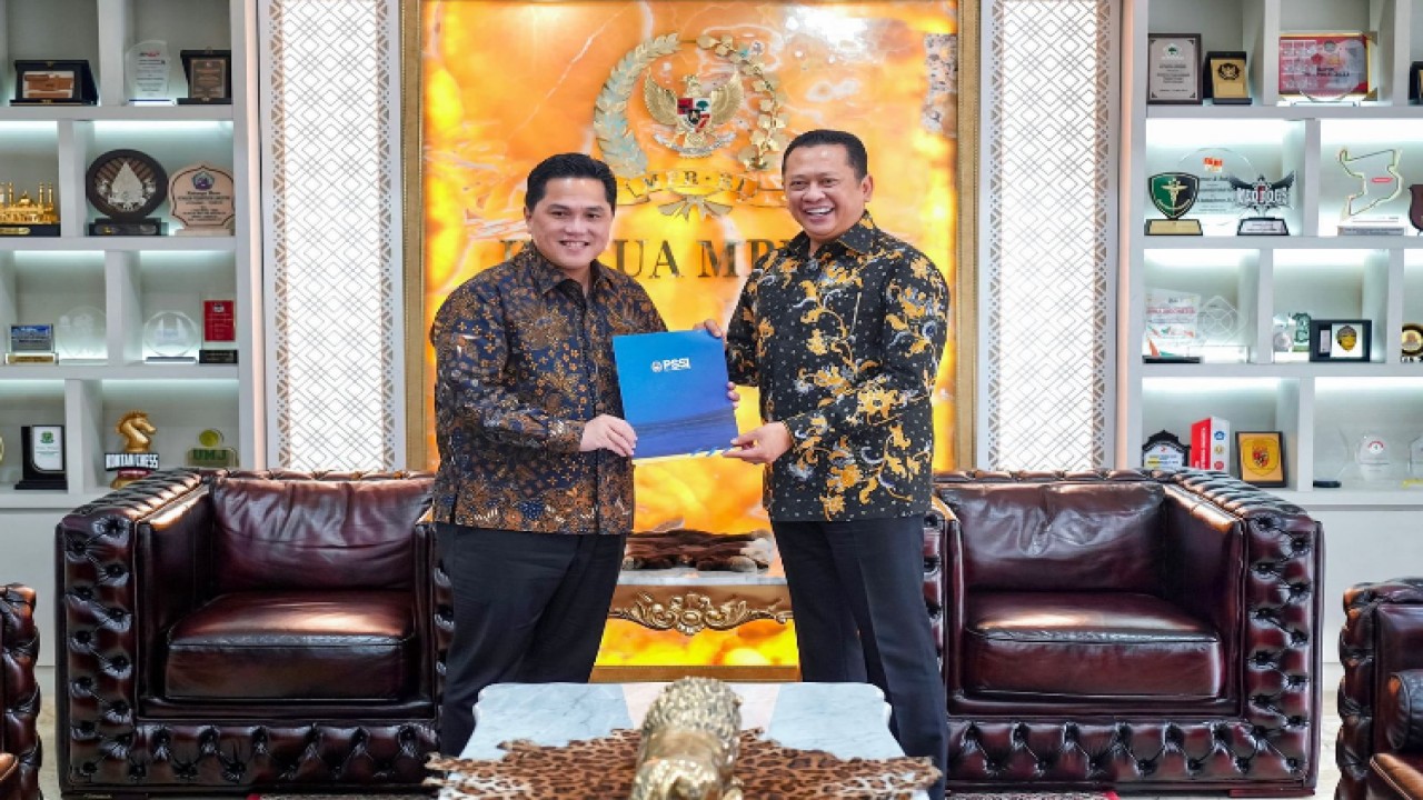 Ketua MPR RI Bambang Soesatyo bersama Ketua Umum PSSI sekaligus Menteri BUMN Erick Thohir/Dok MPR  