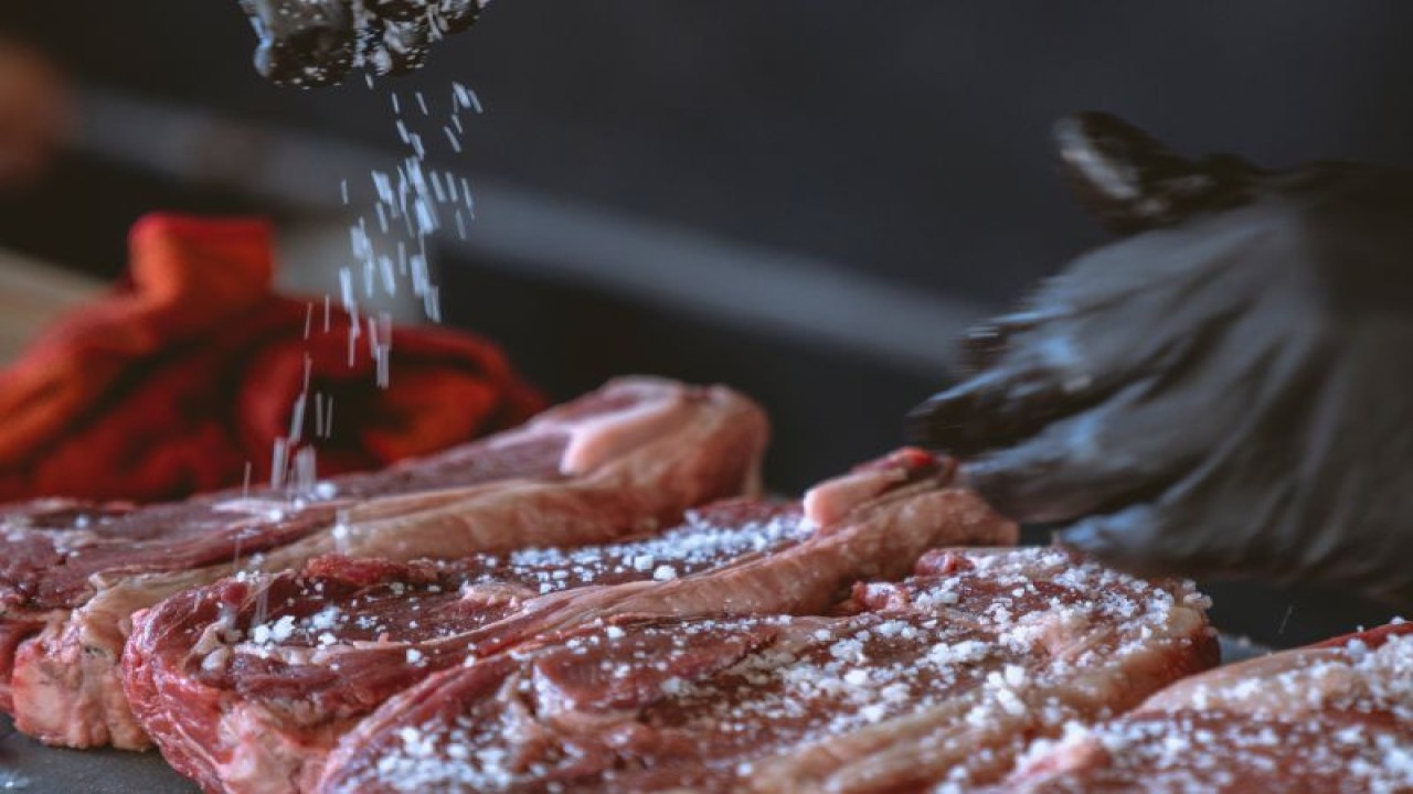 Ilustrasi seseorang menyiapkan daging sebelum diolah (ANTARA/Pexels/Los Muertos Crew)
