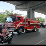 Dinas Damkar Makassar bantu distribusikan air bersih ke warga-1698807224
