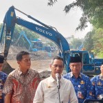 DKI kerahkan 240 alat berat untuk keruk lumpur di sejumlah sungai-1699609642