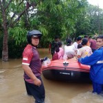 Evakuasi pengungsi banjir di Kecamatan Bunguran Timur, Kabupaten Natuna, Riau, Minggu (19/11/2023). (ANTARA/HO-BNPB)-1700479100