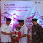 Gubernur Sumbar, Mahyeldi menyerahkan "master plan" pengembangan Kota Tua pada Wali Kota Padang. (ANTARA/Miko Elfisha)-1699436796