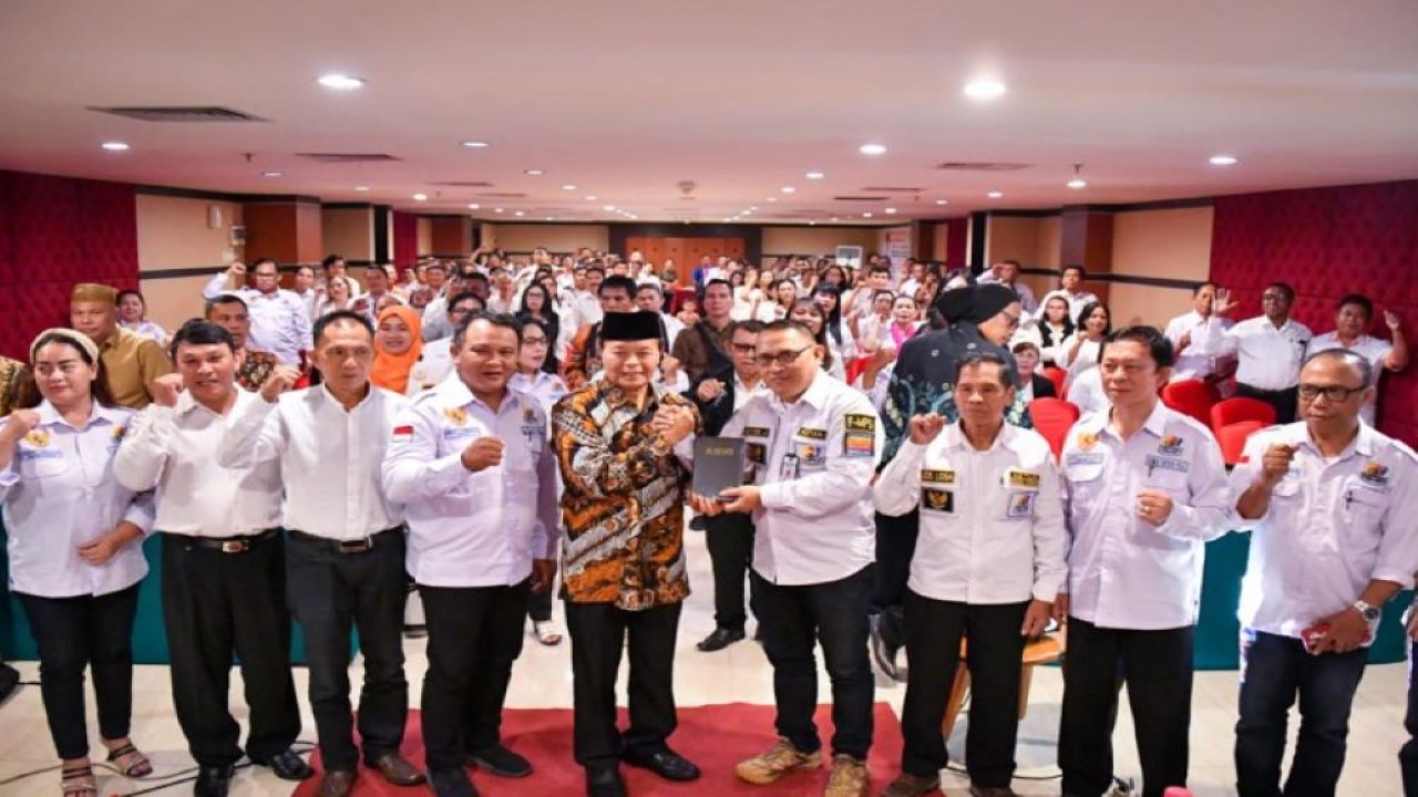 Ketua MPR Dr. H.M. Hidayat Nur Wahid, Lc, MA atau HNW untuk menyampaikan materi dalam Dialog Kebangsaan yang digelar F-MPS di Manado, pada hari Selasa, 21/11/2023