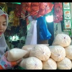 Ilustrasi: Pembeli sedang memegang bungkusan plastik berisi satu kilogram gula pasir di pasar tradisional. (ANTARA)-1701318884