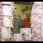 Ilustrasi - Petugas menata tumpukan uang kertas rupiah saat melakukan persiapan pengisian ATM. ANTARA FOTO/Dhemas Reviyanto/foc/aa.-1701066217