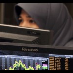 Ilustrasi - Seorang karyawan BNI mengamati harga Surat Utang Negara (SUN) di BNI Treasury, Jakarta. FOTO ANTARA/Prasetyo Utomo/Koz/aa-1698819930