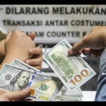 Ilustrasi - Warga menukarkan mata uang dolar AS di sebuah gerai money changer di Jakarta. ANTARA FOTO/Galih Pradipta/wsj/aa.-1701066088