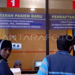 Ilustrasi - warga sedang mendaftar berobat di RSUZA Banda Aceh (ANTARA FOTO/Ampelsa)-1699529999