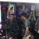 Jualan pernak pernik natal, di Pasar Mardika Ambon, Rabu malam. (ANTARA/Winda Herman)-1701318992