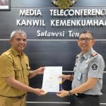 Kakanwil Kemenkumham serahkan 9 sertifikat merek ke Pemkot Palu-1699867237