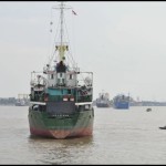 Kapal-kapal kargo barang berlayar di perairan Sungai Musi Palembang, Sumatera Selatan. ANTARA/M Riezko Bima Elko P-1701239122