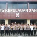 Kapolda Sulut Irjen Pol Setyo Budiyanto bersama personel Polres Sangihe. ANTARA/HO-Humas Polda Sulut (1)-1700035195