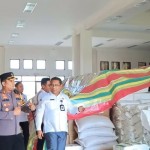 Kapolres OKU Timur AKBP Dwi Agung Setyono  melakukan pengecekan gudang logistik Pemilu 2024, Kamis. (ANTARA/Edo Purmana/23)-1700721617
