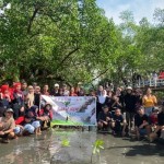 Karang Taruna Waiheru Ambon bersama stakeholder menanam ratusan mangrove di Teluk Ambon. (ANTARA/Winda Herman)-1701071197