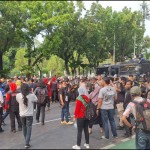 Kelompok buruh unjuk rasa di depan Balai Kota DKI-1700565436