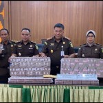 Kepala Kejari kendari Ronal bersama jajaran saat melakukan konferensi pers. (Antara/La Ode Muh Deden Saputra)-1699868326