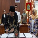 Ketua Bawaslu Gunungkidul Andang Nugraha menandatangani dana hibah Pilkada 2024. (ANTARA/HO-Humas Pemkab Gunungkidul)-1699595234