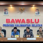 Ketua Bawaslu Kalsel Aries Mardiono (kemeja biru) bersama tim di kantor Bawaslu Kalsel di Banjarmasin. ANTARA/Firman.-1699344391